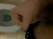 Je me branle dans les toilettes de la station de ski