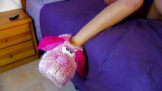 La mora Lou Charmelle, con le sue grandi tette e il suo culo grosso, fa un pompino profondo e poi si scopa il culo con forza