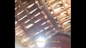 Yasmim esfregando a pepeka na cama.