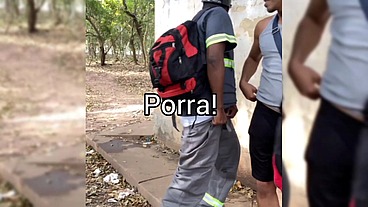 Flagrado de uniforme fodendo outro cara no mato