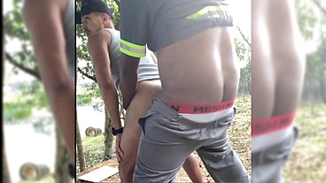Flagrado de uniforme fodendo outro cara no mato