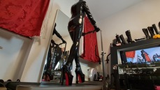 Jessi walking on threadmill in full rubber and 20cm heels (4K)