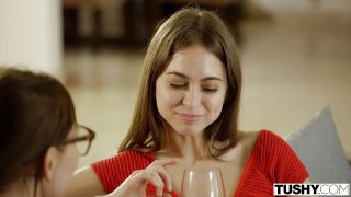 Kali Roses, Riley Reid y Aidra Fox hacen mamadas descuidadas y luego James Deen y Erik Everhard les perforan el culo.