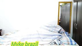 fudendo com minha amiga sapatao cristal ortega em baixo dos lencois para ninguem ver