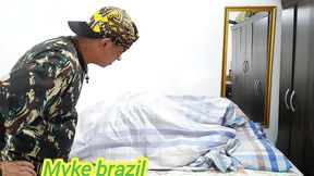 fudendo com minha amiga sapatao cristal ortega em baixo dos lencois para ninguem ver