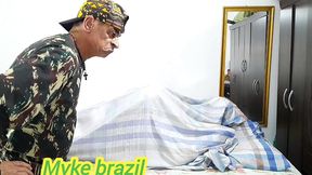 fudendo com minha amiga sapatao cristal ortega em baixo dos lencois para ninguem ver