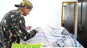 fudendo com minha amiga sapatao cristal ortega em baixo dos lencois para ninguem ver