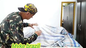 fudendo com minha amiga sapatao cristal ortega em baixo dos lencois para ninguem ver