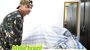 fudendo com minha amiga sapatao cristal ortega em baixo dos lencois para ninguem ver