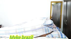 fudendo com minha amiga sapatao cristal ortega em baixo dos lencois para ninguem ver