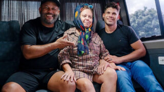 Kıvrımlı güzel, Jay Brown'dan arkadan derin bir şekilde zevk alıyor