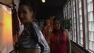 Chica amateur de grandes tetas en medias recibe una fuerte penetración anal de un grupo de gangbang