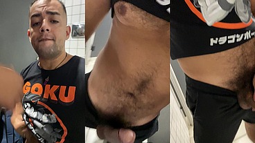AQUELA PICA QUE EU QUERIA DO COLEGA DE TRABALHO EU PEGUEI NO BANHEIRO.