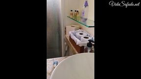 gravei meu amigo fudendo a ju no banho e depois espiando ela dando pra ele no quarto