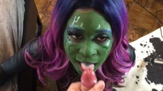 ガーディアンズ・オブ・ギャラクシーのガモーラの素人カナダ人コスプレイヤーの女の子による激しいチンポしゃぶり