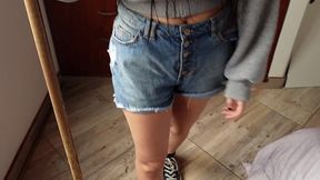 hermanastra en shorts de jean se deja follar para que no le cuentes a sus padres.