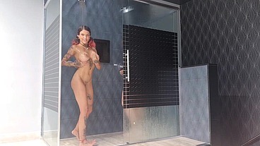 Foda gostosa no banho, ela deu vários squirts e gozada na cara da safada!!