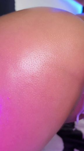 Jaw-dropping moment from "I fuck my pussy with a fucking machine at maximum speed and I end up squirting! Screams moaning"