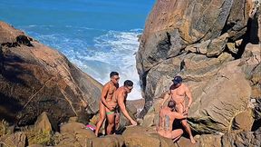machos pelados numa praia deserta e a orgia aconteceu.