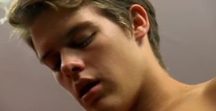 Twink amateur enjoying that white cock inside
