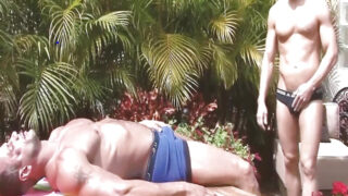 Alex Adams ondergaat een anale penetratie zonder condoom in de buitenlucht, waarna hij een enorme lading sperma doorslikt.