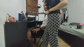 Secretaria me chupa la polla y se deja grabar la cara