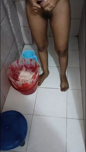 Rani started bathing naked in front of me. 😯