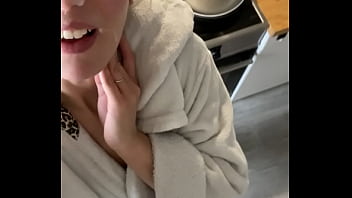 Pendant que je pr&eacute_pare le repas Mr me gicle dessus regarde le r&eacute_sultat