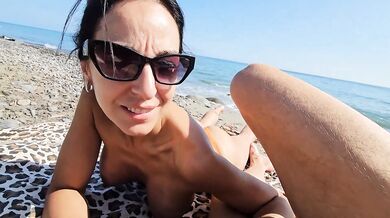 Between voyeurs and passers-by we try to relax on the beach.