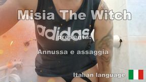 Pee in the gym Toilet - Annusa e assaggia la pee che faccio in palestra