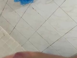 Tiro mi leche solito en el baño