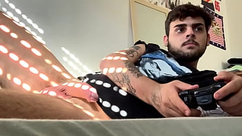 Dotado batendo e gozando no controle de Videogame