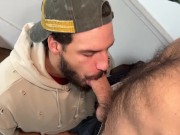 Samuel Hodecker transa na escada com AndoliniXXL e fode bareback escondido