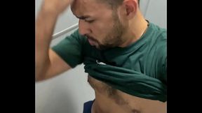 Um sexo quando menos se espera, machos trepando escondido no banheiro publico.