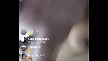 Chica muestra tetas en vivo de Instagram