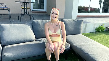 La recherche du plaisir anal de Joy est sans fin...