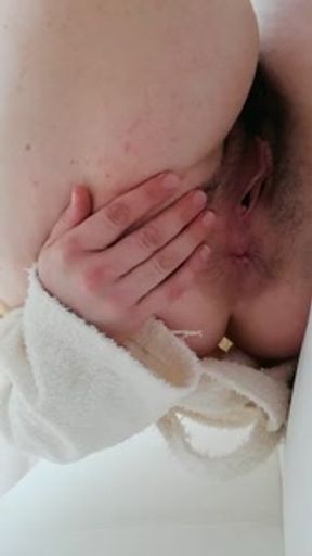 Amatoriale - scoreggia mentre si tocca la figa pelosa