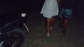 voltando de uma festa a putinha da minha mulher nao perdeu tempo e partiu pro mato pra esvaziar o saco do moto taxi