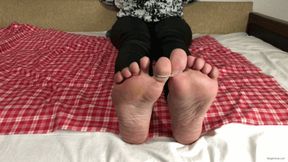 TICKLISH FEET FINGERS VS FEATHER TICKLING - MOV Mobile Version