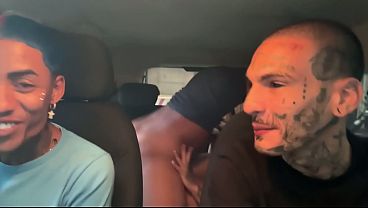 Quem &eacute_ que n&atilde_o gosta de fazer um sexo gostoso no carro ainda mais entre amigos