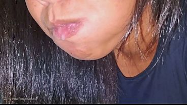 Me flagrou batento uma e n&atilde_o resistiu, me pediu pra gozar na boca antes dos pais chegarem em casa, gulosa pra engolir minha porra novinha safada da boca gostosa