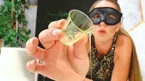 Lady Nora - Preparing your drink