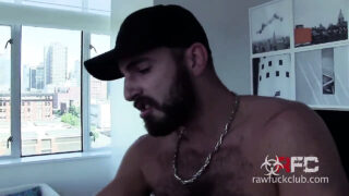 Des salopes gays enculées dans un gangbang anal intense