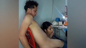 mi companera de trabajo me nota muy tenso y decide que la mejor manera de relajarme es chupandome el pene asta venirme en su boca