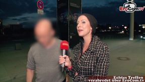 milf mit schwarzen haaren bei einem straßencasting