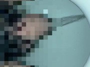 横からおしっこ自撮り