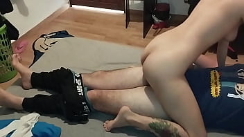 &iexcl_Una colombiana bronceada y con un gran bot&iacute_n es follada a lo perrito por una gran polla blanca!
