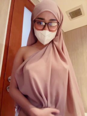 Asian Muslim babe shows off her big tits on OnlyFans