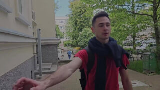 ノーカットのゲイ娼婦たちがだらしないフェラチオをし、その後アナルにぶち込まれる。