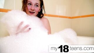 MY18TEENS - Babe Masturbates In The Bath and Orgasm Closeup